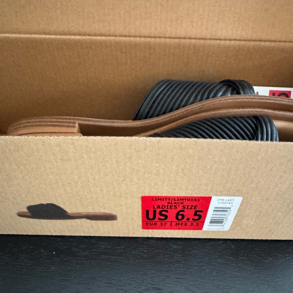 NWT Steve Madden Black and Brown Sandals